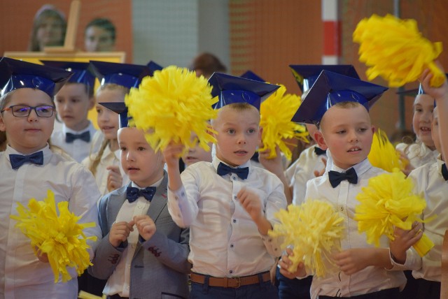 105 pierwszaków pasowanych na uczniów "Dziesiątki" w Sieradzu. Było też ślubowanie