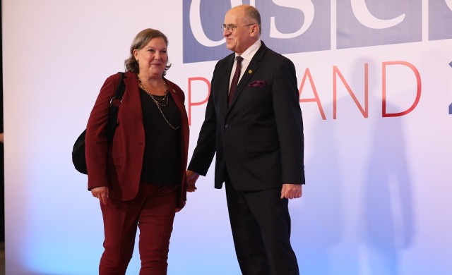 Podsekretarz stanu USA Victoria Nuland podczas przywitania z ministrem spraw zagranicznych Polski Zbigniewem Rauem