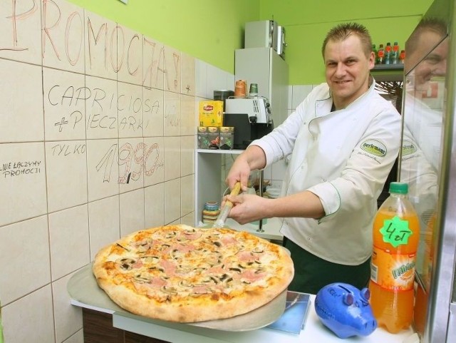 Tomasz Bugajski, pizzer w kieleckiej Teraz Pizzy prezentuje jedną z chętniej wybieranych pizz &#8211; z szynką i pieczarkami.