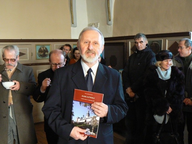 Jerzy Jędrychowski promował swoje wydawnictwo w klasztornym refektarzu na Karczówce