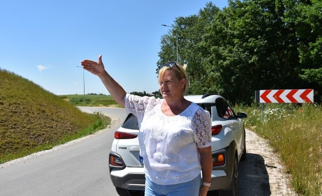 Katarzyna Szulta-Romaniuk wskazuje drogę, w którą często wjeżdżają TIR-y, które prawdopodobnie miały jechać w kierunku Poznania
