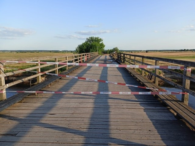 Pożar i zamknięcie drewnianego mostu w Bronowie, to olbrzymi cios dla lokalnych rolników.