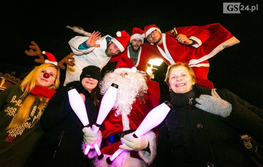 Parada Mikołajów rozpoczęła Jarmark Bożonarodzeniowy w Szczecinie. Iluminacja najwyższej choinki [ZDJĘCIA]