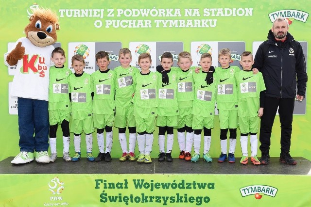 Drużyna chłopców Akademii Młody Orłów Kielce, którzy zagrają w finale do lat 10