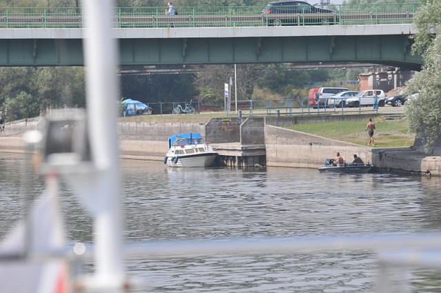 Murek przeciwpowodziowy znajdzie się między mostem drogowym, a kolejowym nad Wartą. Będzie on sąsiadował z przystanią pasażerską.