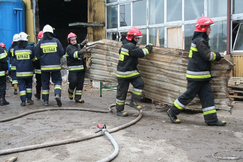 Pożar obok stolarni w Laskowicach! Dziewięć osób rannych! [zdjęcia]