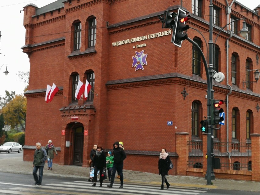 Biało-czerwone flagi zawieszono m.in. na budynkach Urzędu...