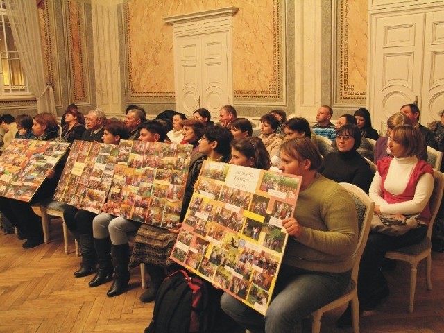 Rodzice uczniów z SP 8 w Przemyślu na sesję Rady Miejskiej przynieśli gazetki ścienne, dokumentujące życie szkoły.