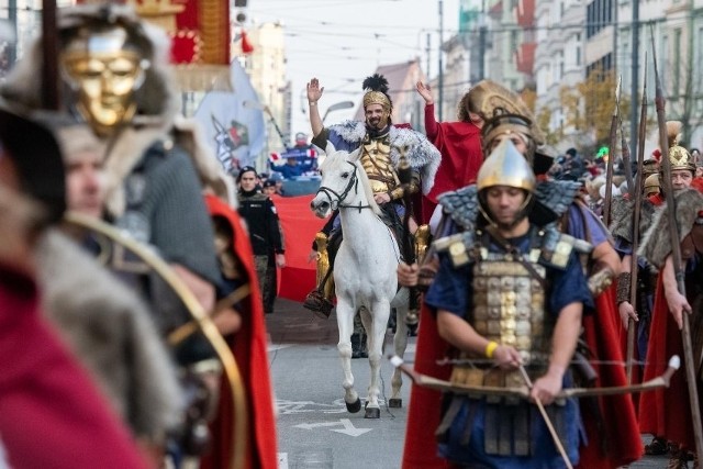 Po czterech latach przerwy do miasta wróci tradycyjny korowód, w którym nie zabraknie postaci Świętego Marcina ubranej w strój rzymskiego legionisty. 