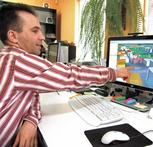 Henryk Salnik z firmy Geosystem pracuje nad wirtualnym planem Szczecinka w Google Earth.