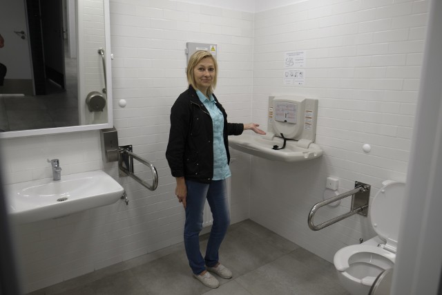 W maju do użytku oddano - po kompleksowym remoncie - publiczną toaletę przy Rynku Staromiejskim. Na zdjęciu jej pracownica, pani Wioletta