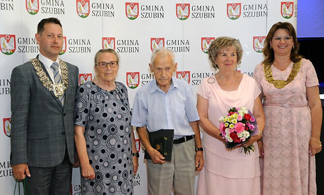 Medaliści: Kazimiera Łoboda, Stanisław Jackiewicz i Anna Wolender. Pamiątkowe zdjęcie z władzami Szubina