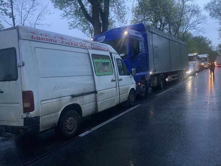 Czołowe zderzenie busa i ciężarówki na DK 19                                