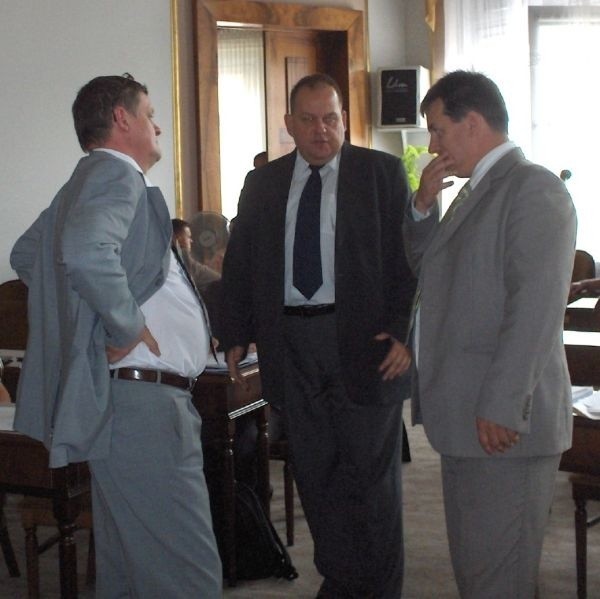 Jedna z gorących chwil wczorajszych obrad Rady Miejskiej w Radomiu. Od prawej Dariusz Wójcik, Bohdan Karaś i Krzysztof Gajewski ostro dyskutowali o sposobach rozwiązania kryzysu w pracach Rady.