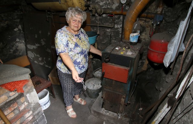 Wanda Jach chce wymienić piec węglowy na ogrzewanie gazowe i nie może dostać dotacji.