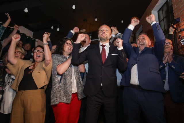 - Drodzy rzeszowianie! Drodzy moi kochani sąsiedzi, przyjaciele, współobywatele naszego najpiękniejszego miasta! Bardzo, bardzo wam dziękuję! To wy jesteście autorami tego historycznego sukcesu. Bardzo nisko wam się kłaniam. Jesteście przecudowni, przewspaniali, przekochani - podkreślał wzruszony zwycięzca sondażowych wyników.