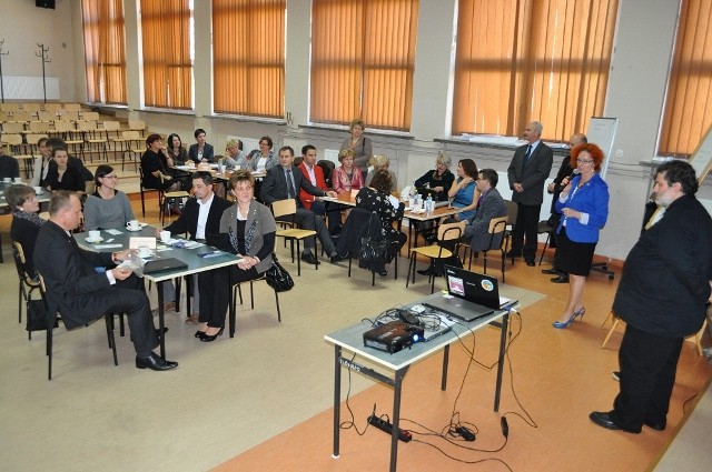 Goście spotkania w Kielcach stworzyli ławy obywatelskie złożone z nauczycieli, dyrektorów szkół, rodziców, uczniów, wizytatorów, urzędników i dziennikarzy.