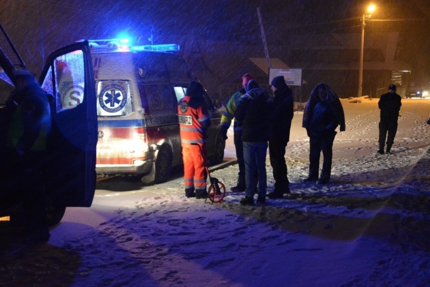 Śmiertelny wypadek na Podhalu. Mężczyzna wpadł pod samochód [ZDJĘCIA]