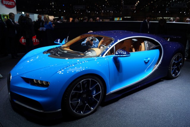 Bugatti ChironNa ten moment czekało wielu fanów motoryzacji. Bugatti pokazało model Chiron - następce Veyrona, który rozpędza się do 420 km/h / Fot. Tomasz Szmandra