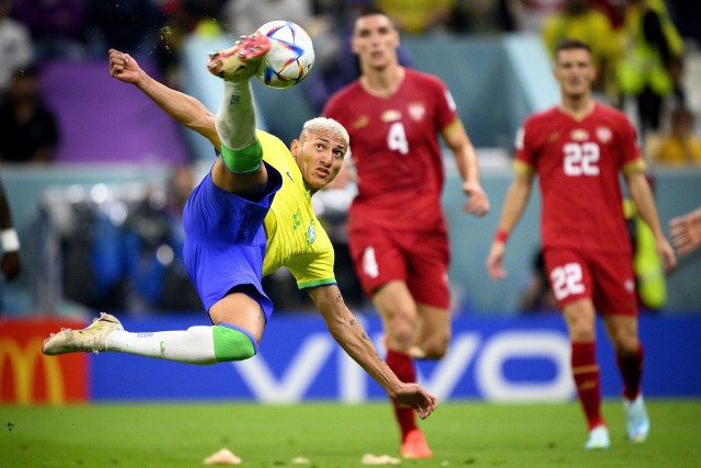 Richarlison strzela gola na 2:0 w meczu Brazylii z Serbią