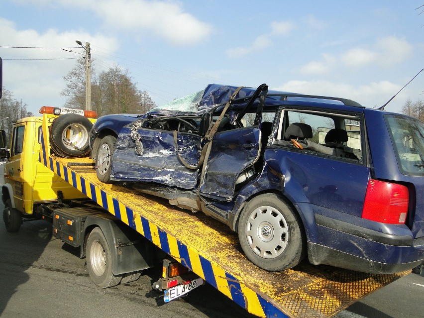 Tragiczny wypadek w Łasku. Nie żyje kierowca volkswagena