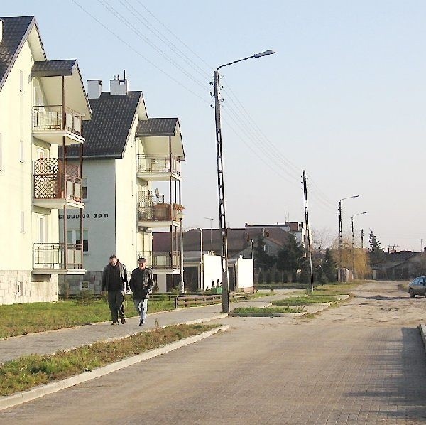 Utwardzona nawierzchnia ulicy Ogrodowej w  Ciechocinku kończy się mniej więcej w połowie.  Żeby ją dokończyć, potrzebna jest zgoda  wszystkich mieszkańców osiedlowych domków,  widocznych na zdjęciu.