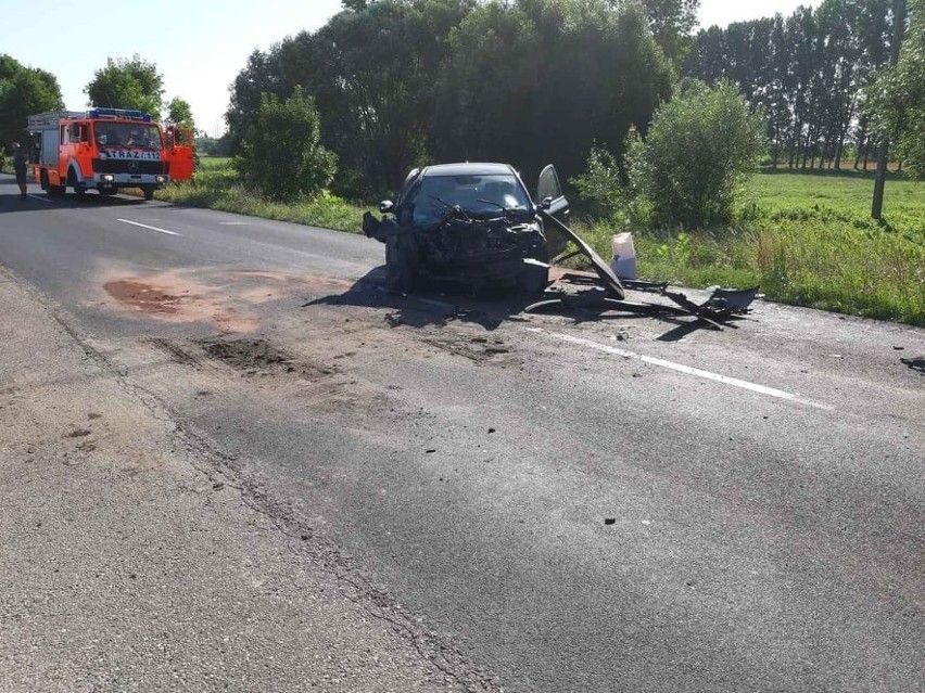 Wypadek w Andrzejewie-Kolonii, 3.08.2021. Na drodze Andrzejewo - Dąbrowa doszło do zderzenia osobówki z ciężarówką. Zdjęcia