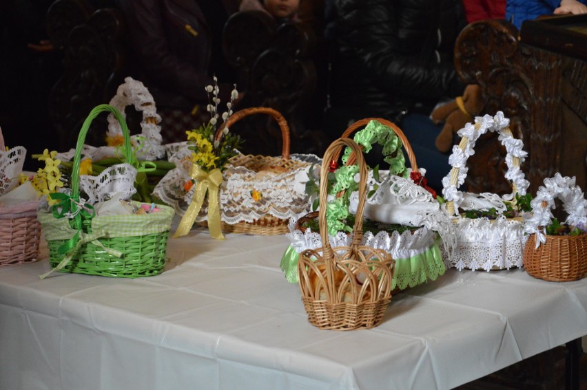 Wielka Sobota 2022. Święcenie pokarmów w kościołach w Opatowie. Życzenia zdrowia i pokoju