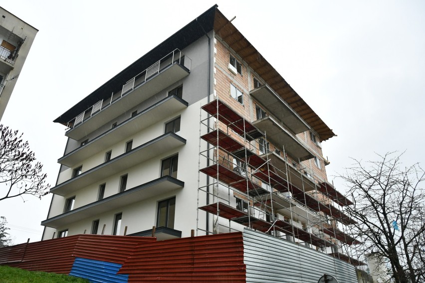 Apartamentowiec przy Kazimierza Wielkiego w Busku gotowy na koniec wakacji 2023. Zobacz zdjęcia