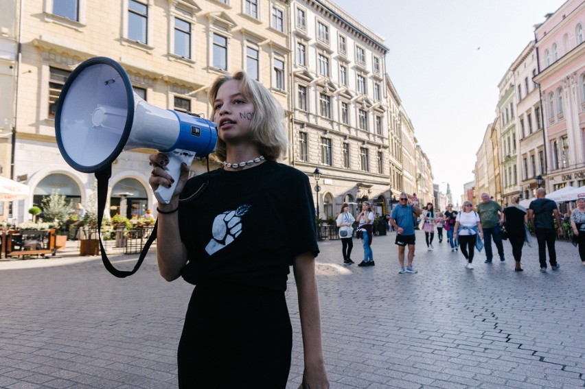 Kraków. "Wymieramy, bo nie działamy". Młodzieżowy Strajk Klimatyczny na Rynku Głównym [GALERIA]