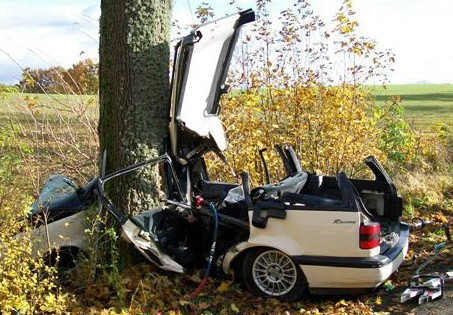 Samochód volkswagen passat wypadł z drogi i uderzył w drzewo. Kierowca passata zginął na miejscu,
