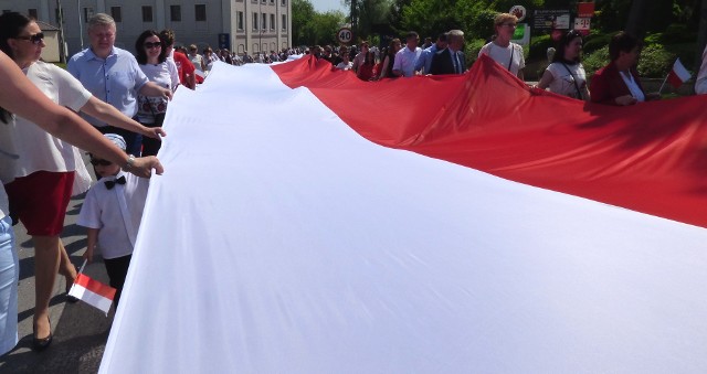 Gigantyczną, 100-metrową biało-czerwoną flagę rozwinęła Kazimierza Wielka na 100-lecie Niepodległej.