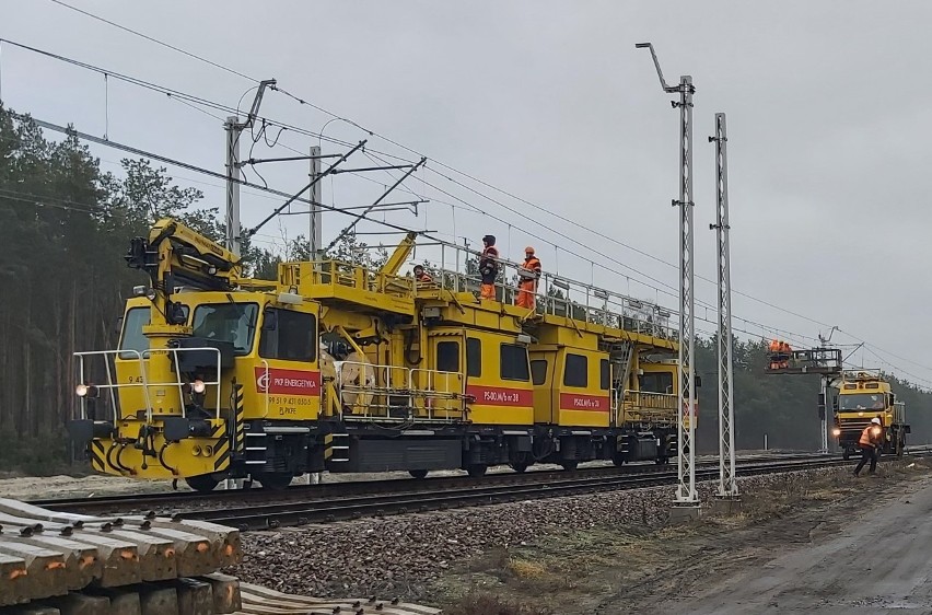 Wielkie opóźnienia pociągów na trasie Lublin - Warszawa. Zerwana jest trakcja nad torami