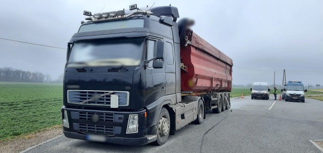 Zestawem ciężarowym przewożono za dużo kukurydzy, a dwoma samochodami dostawczymi za dużo warzyw, artykułów spożywczych i napojów. Przeciążone pojazdy skontrolowali oraz wycofali tymczasowo z dalszej jazdy funkcjonariusze mazowieckiej i świętokrzyskiej Inspekcji Transportu Drogowego.