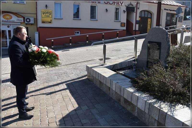 Władze gminy Chęciny uczciły pamięć żołnierzy wyklętych. Złożono kwiaty w miejscu pamięci