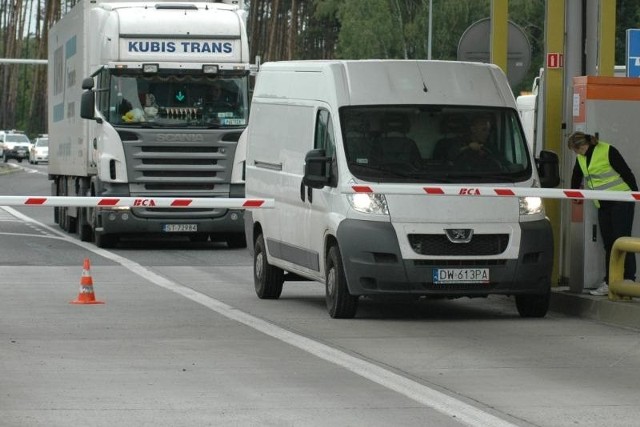 Kierowcy, którzy zjeżdżają z autostrady w kierunku Opola narzekają na sznur samochodów, jaki ustawił się przed bramką autostradową w Prądach.