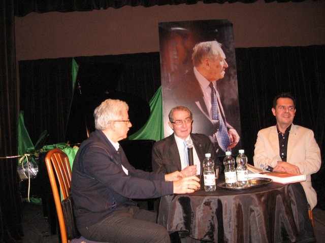 Profesor Karol Modzelewski( w środku) miał aż dwóch pytających: Wiesława Chudobę (z lewej) i Marcina Kępę.