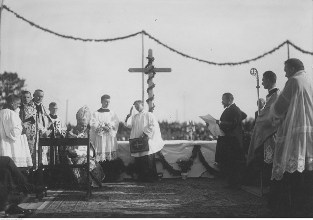 30 maja 1929 roku. Uroczystość wmurowania kamienia węgielnego na budowie kościoła Chrystusa Króla na Morem. Kazimierz Ulatowski  (stoi po prawej) odczytuje tekst zapisany w akcie erekcyjnym świątyni