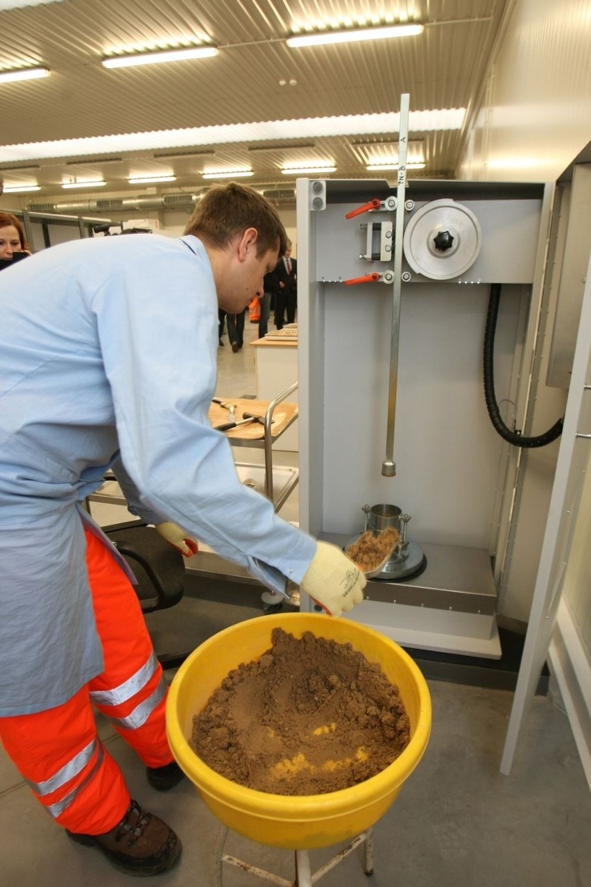 W laboratorium gruntów i geotechniki drogowcy sprawdzają...