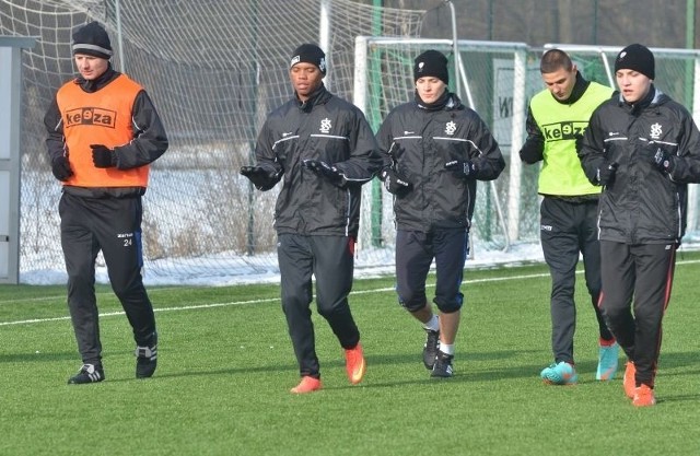 Mauricio (drugi z lewej) w tym tygodniu będzie trenował z drużyną ŁKS.