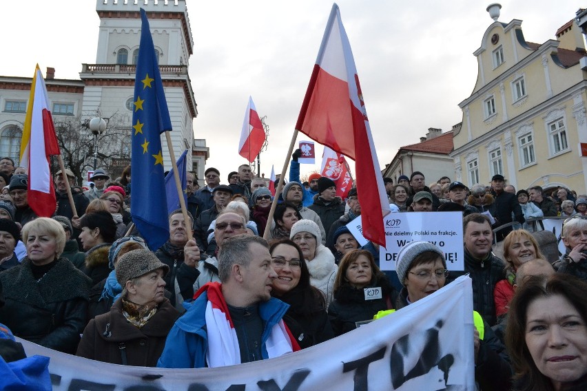 Manifestacja Komitetu Obrony Demokracji w Bielsku-Białej [ZDJĘCIA, WIDEO]