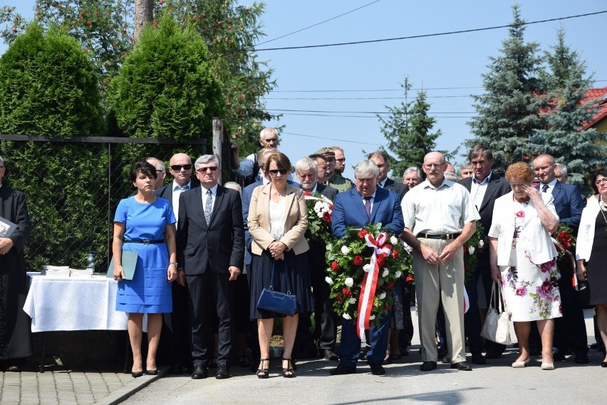 Hołd dla 30 ofiar pacyfikacji Radwanowic w miejscu kaźni hitlerowskiej. Wspomnienia bestialskiego mordu [ZDJĘCIA] 