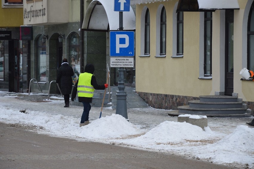 Parkomaty w Bytowie wyrzucają monety.