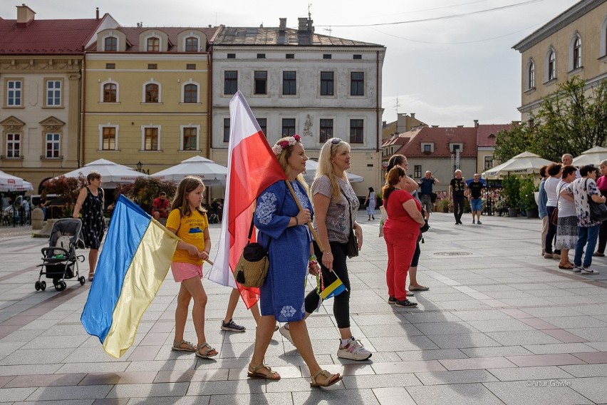 Tarnów. Pełen wzruszeń Dzień Niepodległości Ukrainy na Rynku. Uchodźcy w szczególny sposób przeżywali narodowe święto 