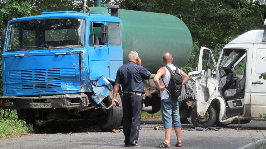 Wypadek na Wilczyckiej. Bus zderzył się z ciężarówką (ZDJĘCIA)