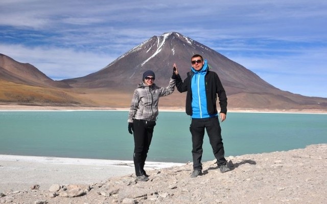 Paulina i Maciej Sawiccy na Laguna Verda (Zielona Laguna). Leży ona u stóp wulkanu Licancabur, wyrastającego na wysokość 5920 m n.p. m., na granicy Boliwii i Chile