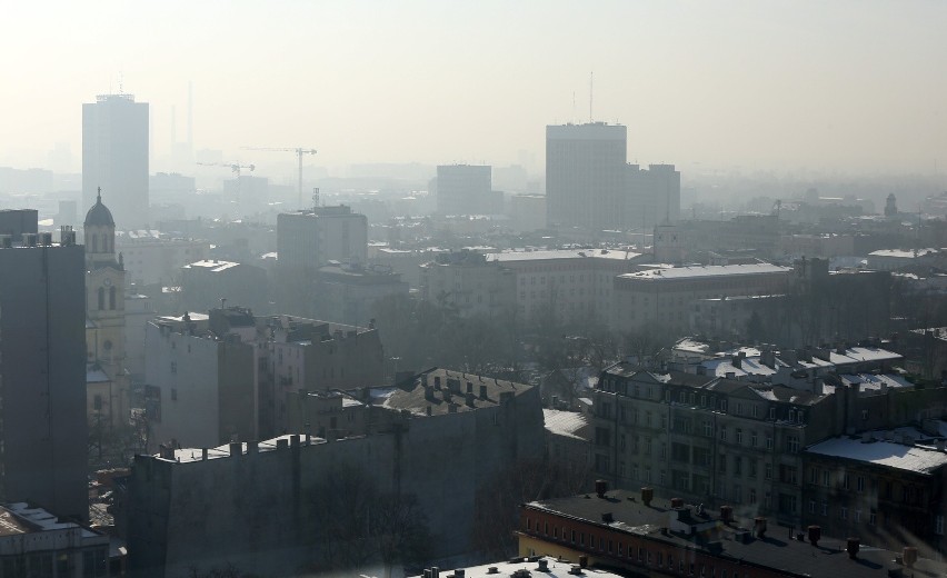 Dym śmierdzi zgodnie z przepisami. Studenci Politechniki Łódzkiej i mieszkańcy ul. Wróblewskiego walczą z uciążliwym dymem