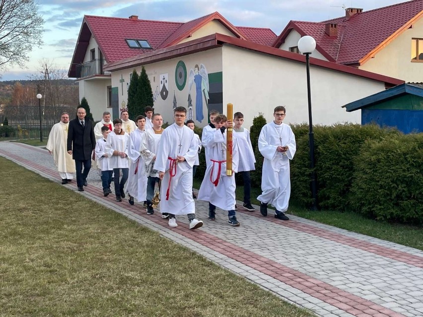 Wigilia Paschalna w parafii w Kielcach-Białogonie. Msza święta zakończyła się uroczystym błogosławieństwem i wezwaniem Alleluja!