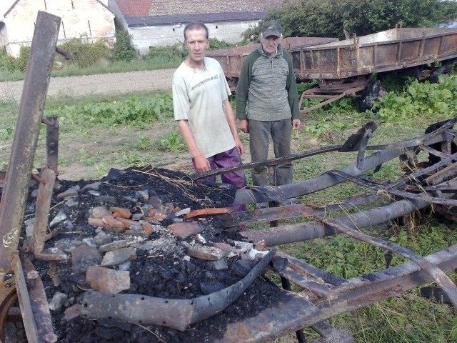 - Tyle zostało ze stodoły i przyczep - pokazuje Dominik Listowski (z prawej). Na zdj. z sąsiadem Markiem Sikorskim.