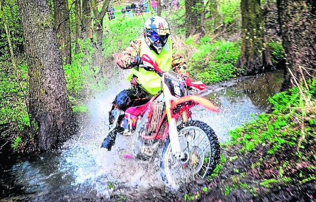 Sobotni dzień w Garbatce-Letnisku należał do fanów crossowych motocykli oraz quadów, którzy mieli do pokonania 60 kilometrów. 